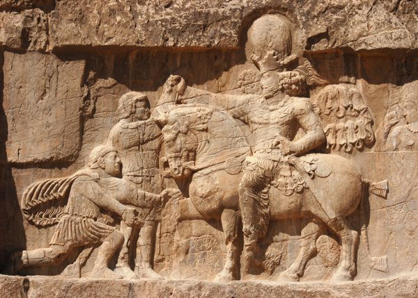 نقش برجسته باستانی گورستان نقش رستم که نشان دهنده پیروزی شاپور اول بر امپراتور روم والرین و فیلیپ عرب در نزدیکی خرابه های تخت جمشید است