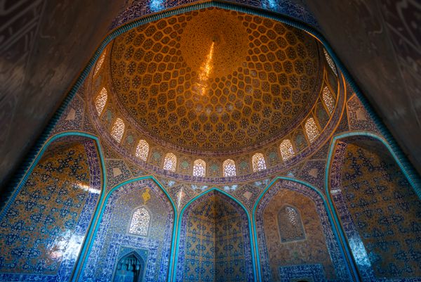فضای داخلی گنبد و سالن مرکزی مسجد شیخ لطف الله به سبک ایرانی این مسجد در سال 1619 ساخته شده و اکنون در میراث جهانی یونسکو به ثبت رسیده است