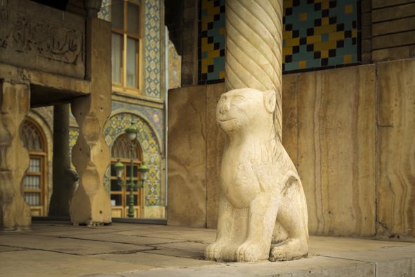 تهران ایران - 29 فوریه 2016 مجسمه شیر در پایه ستونی از گوشه کریم خانی در موزه رفیق گلستان