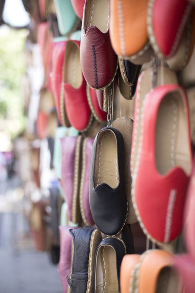کفش چرم دست ساز در بازار - عکس استوک
