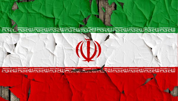 نمای نزدیک از پرچم ایران روی دیوار ترک خورده بافت پس زمینه تصویر رندر 3 بعدی cg با وضوح بالا