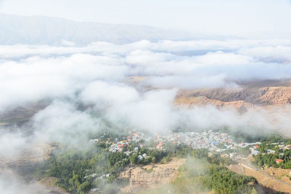 ابرهای صبحگاهی بر فراز قلعه علم در رشته کوه های البرز ایران