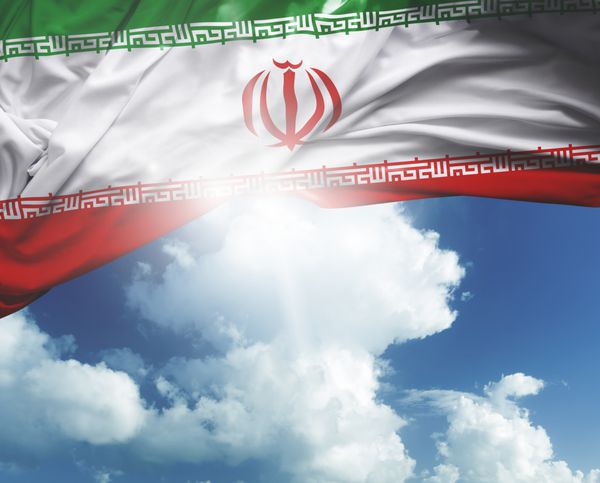پرچم ایران در یک روز زیبا
