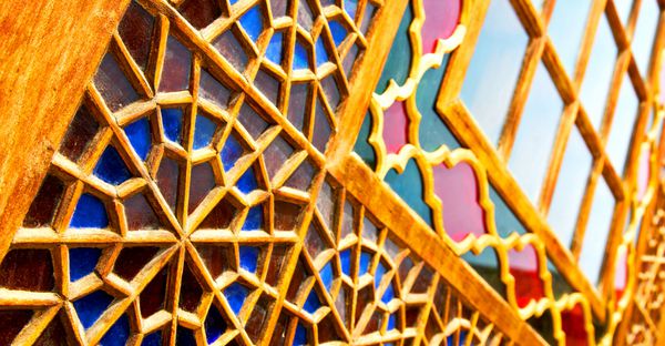 در رنگ های ایران تار از پنجره های مسجد قدیمی نور منظره سنتی