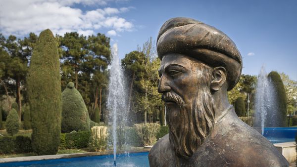 تهران ایران - 16 مارس 2016 مجسمه سنایی در پارک لاله حکیم سنایی غزنوی شاعر ایرانی بود که در قرن یازدهم در غزنی می زیست