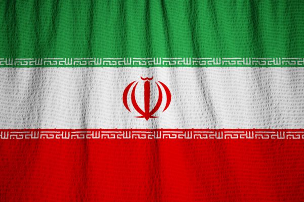 نمای نزدیک از پرچم ژولیده ایران پرچم ایران در باد می وزد