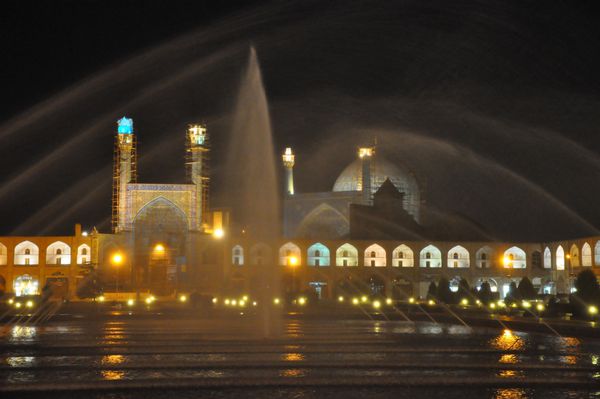 نمای شب از میدان اصفهان ایران