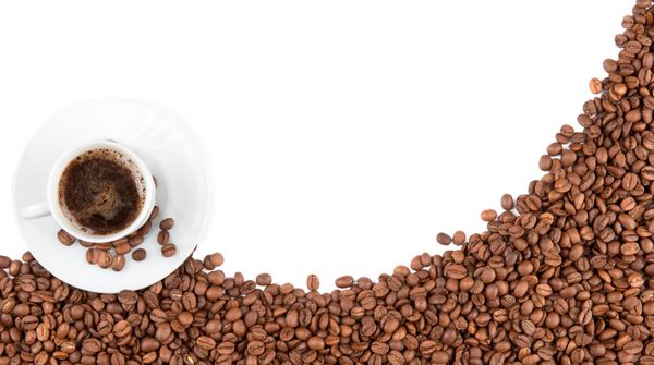 فنجان و دانه های قهوه جدا شده روی پس زمینه سفید