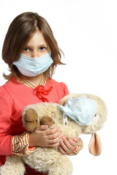 دختر کوچکی که ماسک محافظ با دماسنج پوشیده است