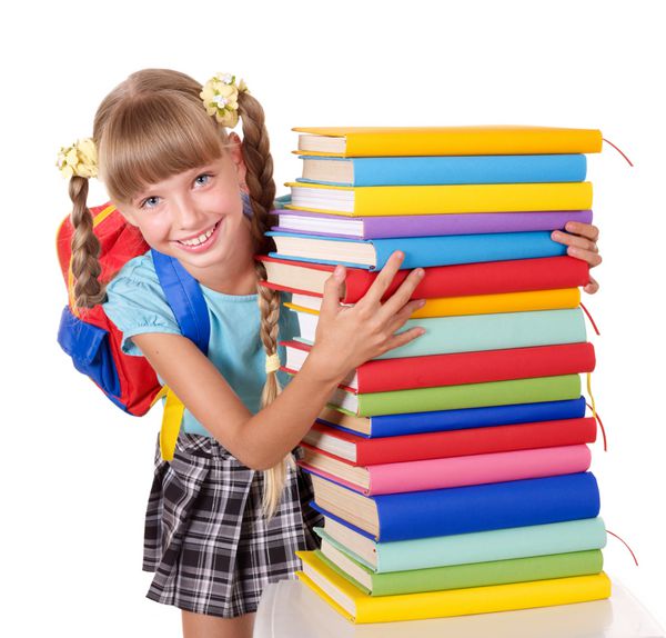 دختر مدرسه ای با کوله پشتی که انبوهی از کتاب ها را در دست دارد