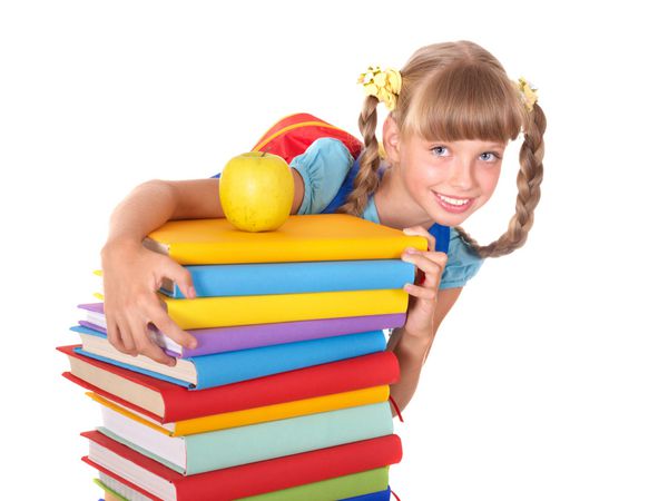 دختر مدرسه ای با کوله پشتی که انبوهی از کتاب ها را در دست دارد