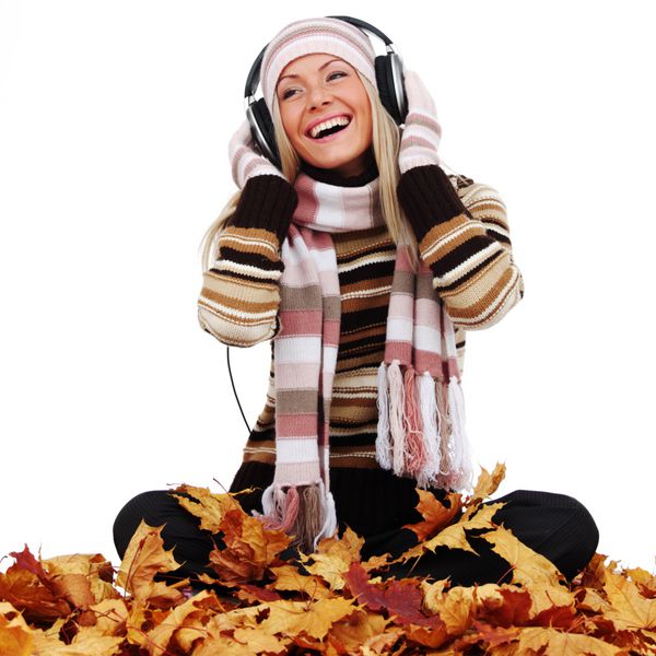 زن پاییزی در حال گوش دادن به موسیقی
