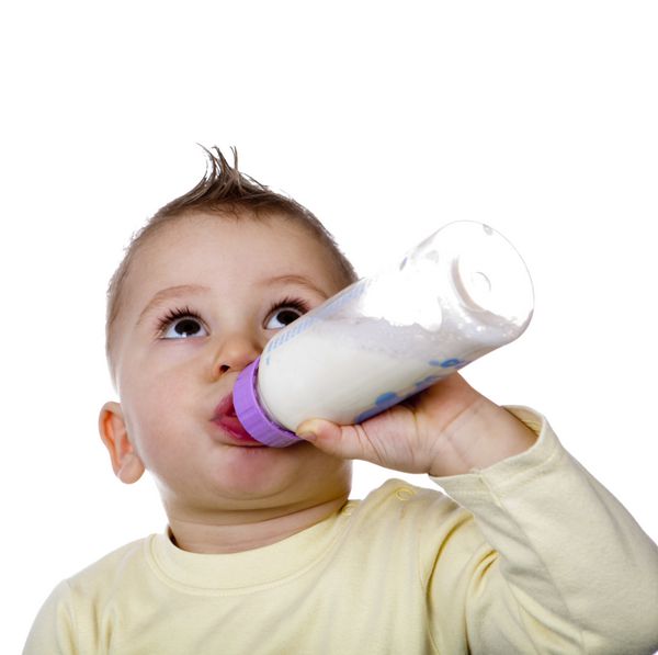 بچه شیر میخوره