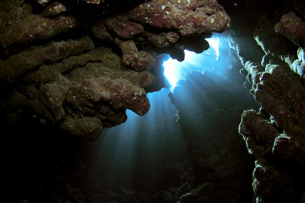 غارهای زیر آب با پرتوهای نور