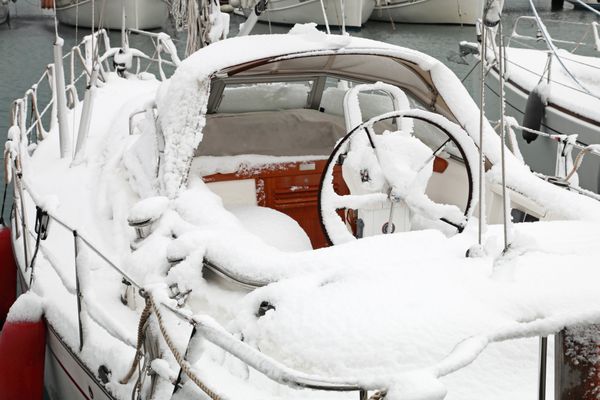 قایق با برف در بندر