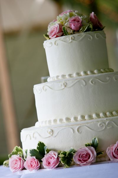 کیک عروسی سفید با گل های صورتی