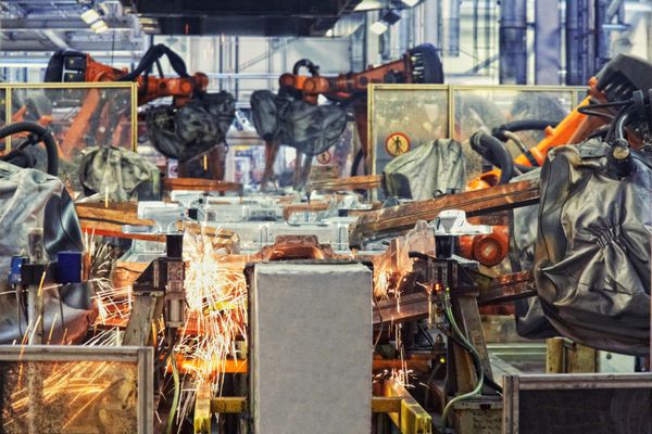 ربات ها در یک کارخانه ماشین سازی