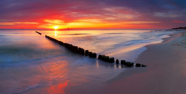 دریای بالتیک در طلوع زیبای خورشید در ساحل لهستان