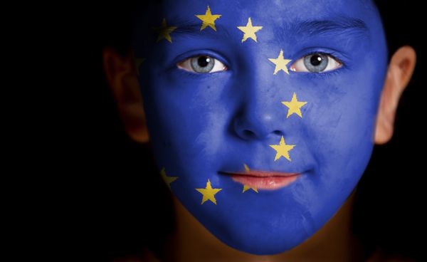 پرتره کودک با پرچم اتحادیه اروپا نقاشی شده است