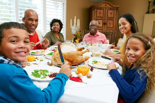 خانواده چند نسلی که روز شکرگزاری را جشن می گیرند