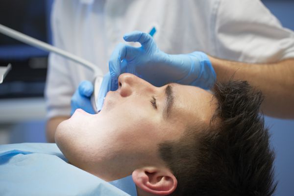 مرد جوان در مطب دندانپزشکی