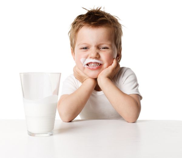 کودک در حال نوشیدن شیر