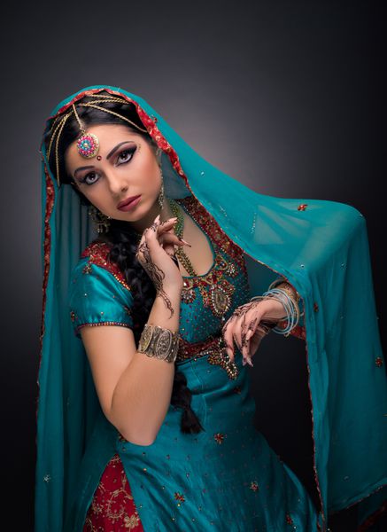 یک شاهزاده خانم زیبای هندی با لباس ملی