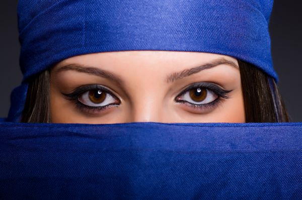 زن مسلمان با روسری در مفهوم مد