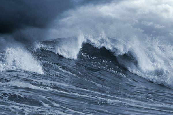 موج بزرگ طوفانی اقیانوس اطلس آبی پررنگ آسمان برجسته