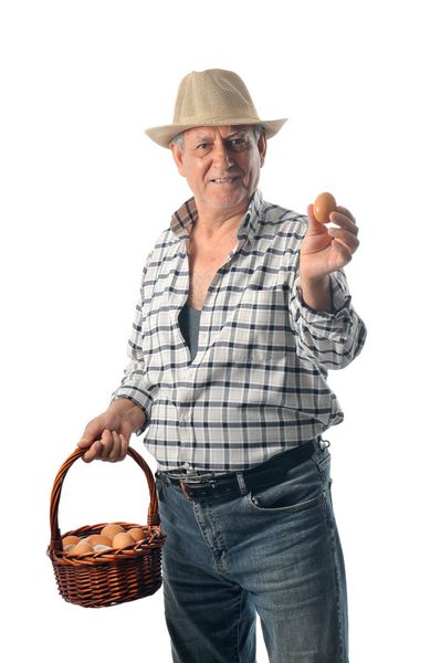 مرد کشاورز سبدی با تخم مرغ در دست دارد