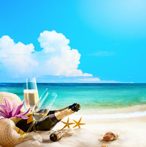 ساحل دریا عاشقانه هنری لیوان و بطری شامپاین روی سان