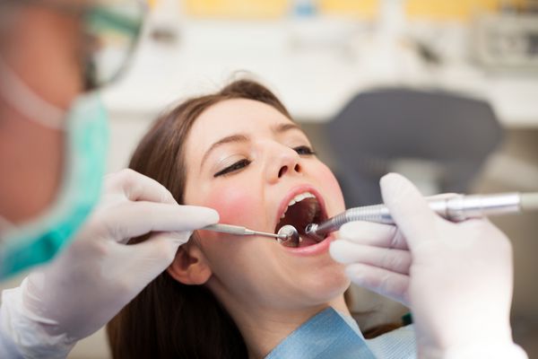 دندانپزشک در حال انجام درمان دندان