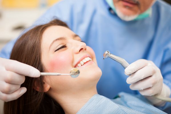 دندانپزشک در حال انجام یک درمان