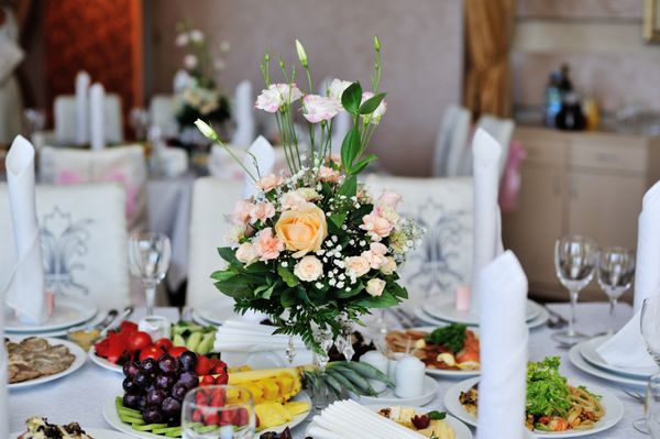 دسته گل عروس روی میز