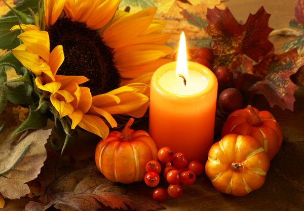 چیدمان تزئینات آفتابگردان شمع و پاییزی