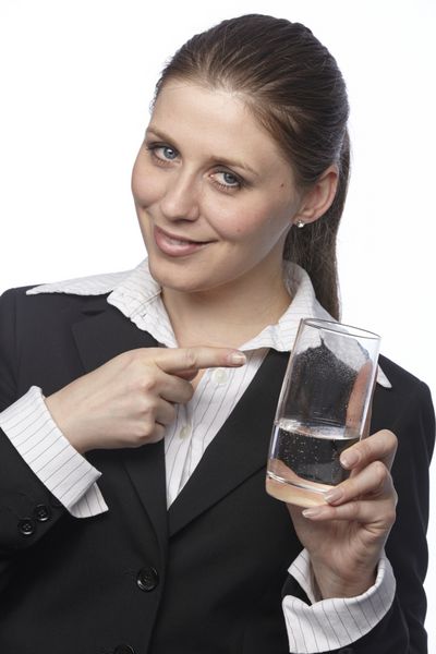 Businessfrau mit einem glas mineralwasser