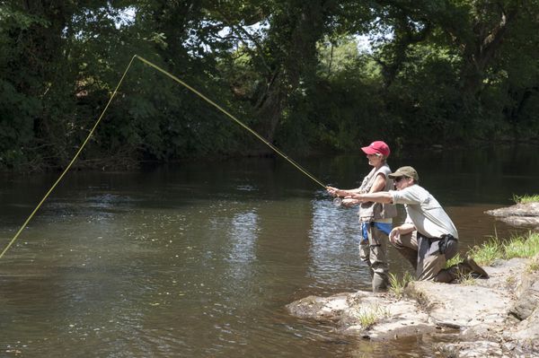 فلای ماهیگیری گیلی در حال آموزش یک دانش آموز رودخانه لید دوون انگلستان