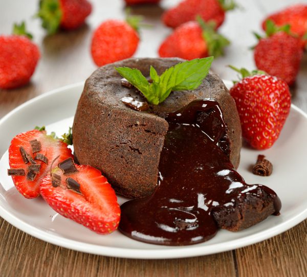 کیک با شکلات و توت فرنگی