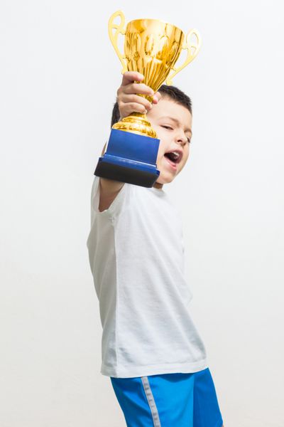 پسر کوچک جام طلایی خود را جشن می گیرد
