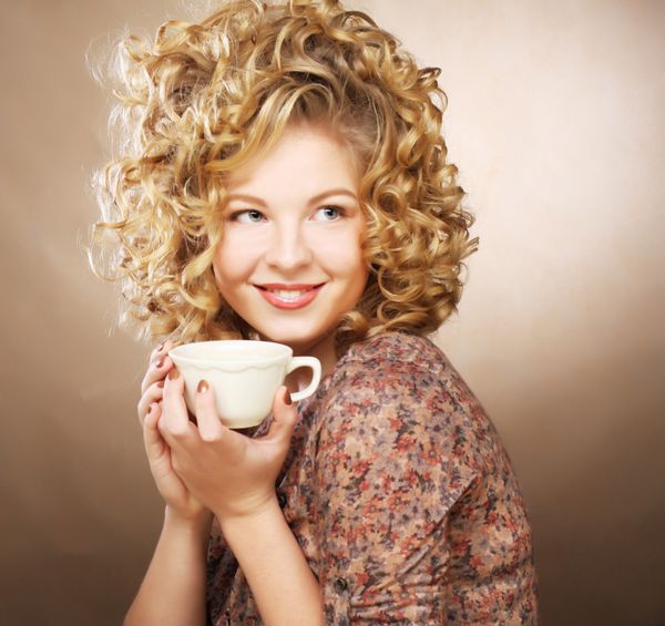 زن در حال نوشیدن قهوه