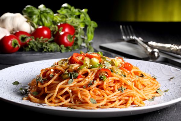 ماکارونی ایتالیایی اسپاگتی با پپرونچینو پیکانته سفوندو ورد