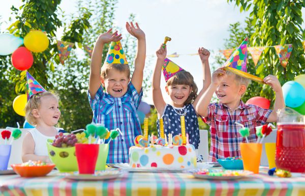 گروهی از بچه ها که در جشن تولد سرگرم می شوند