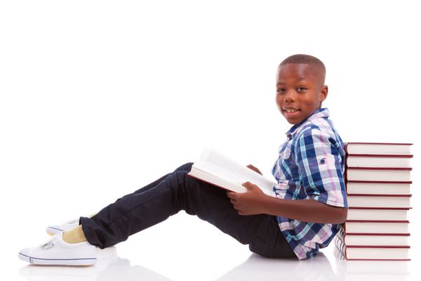 پسر مدرسه ای آمریکایی آفریقایی در حال خواندن کتاب - سیاه پوستان