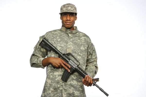 مرد جوان سیاهپوست نظامی با تفنگ افقی