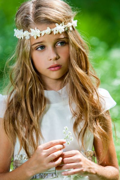 دختر ناز با لباس سفید که گل در دست دارد
