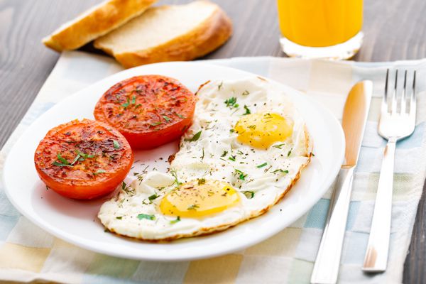 صبحانه با تخم مرغ سرخ شده و گوجه فرنگی
