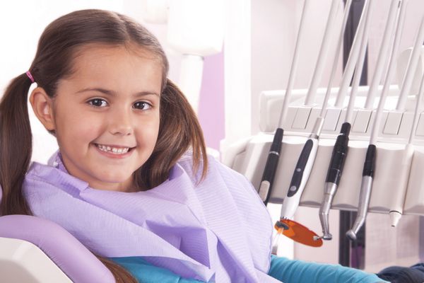 دختر کوچک زیبا در مطب دندانپزشکی
