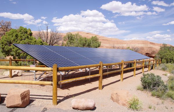 پنل های خورشیدی در بیابان