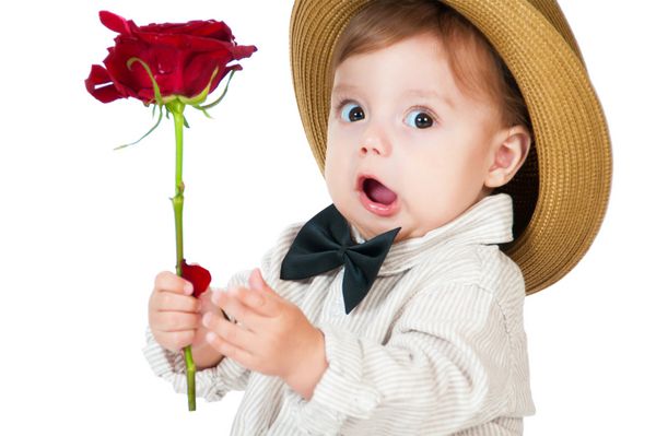 جنتلمن بچه زیبای احساسی با گل رز در دست