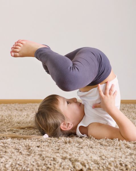 دختر بچه ناز ورزش یوگا